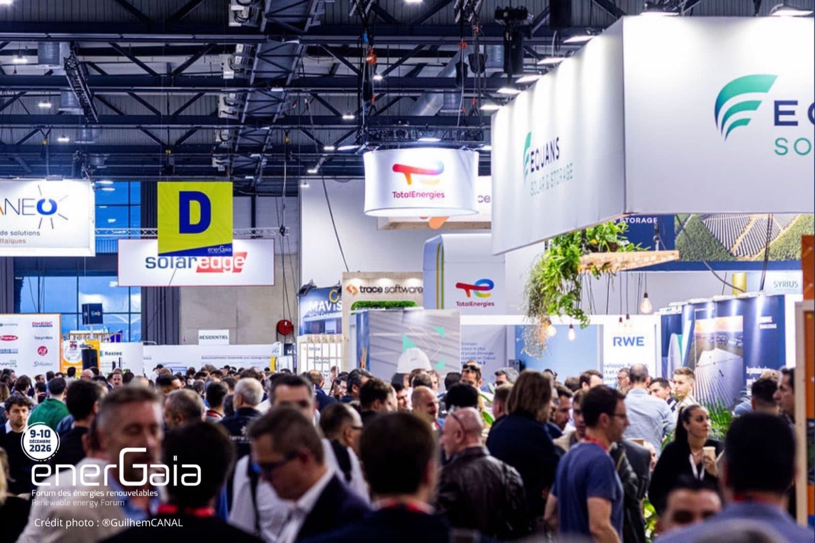 Affluence dans un hall du salon EnerGaïa, entre les stands des exposants