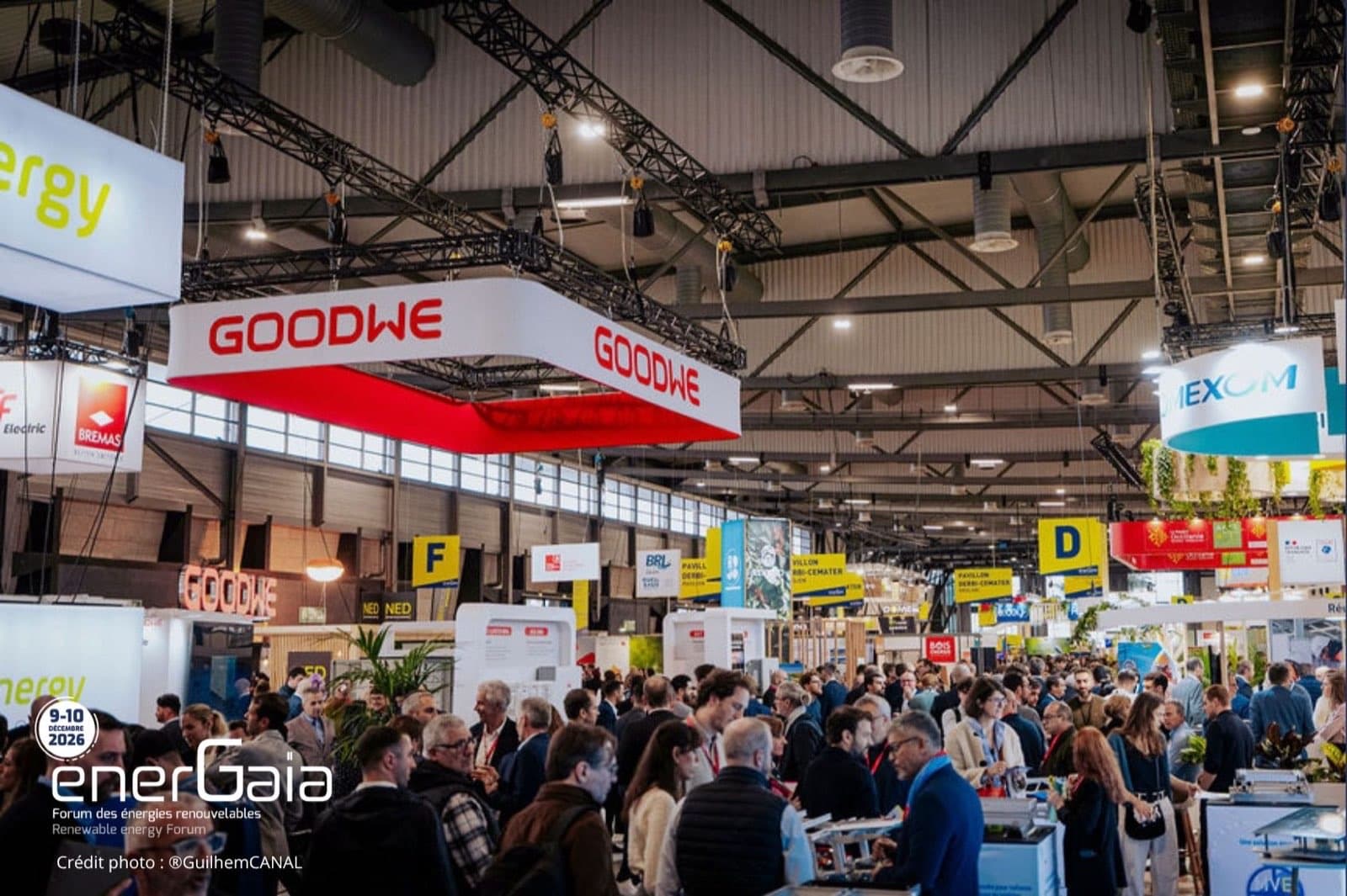 Allées du salon EnerGaïa à Montpellier, avec les stands des exposants et les visiteurs
