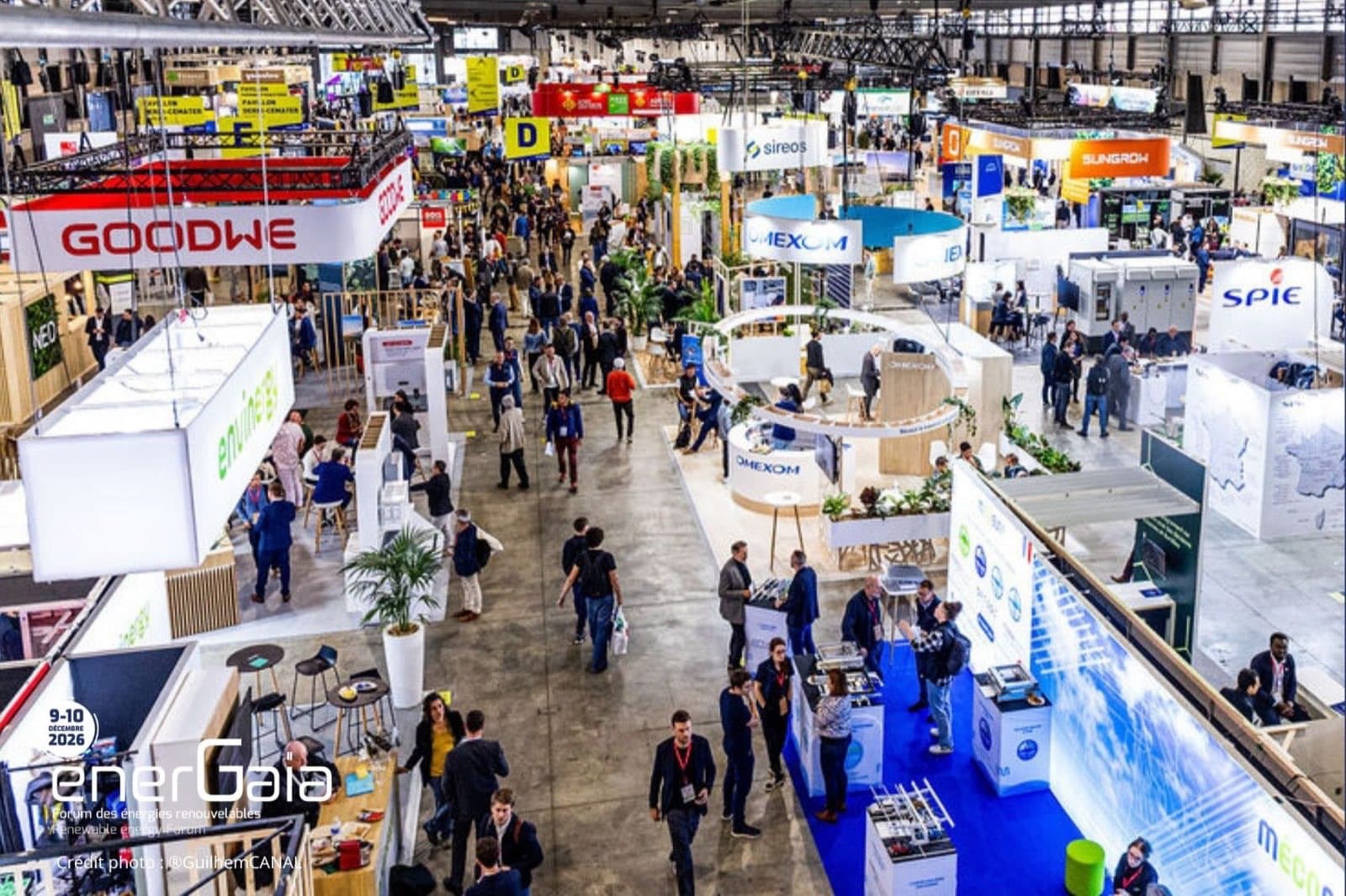Vue aérienne des halls du Forum EnerGaïa, avec les allées et les stands des exposants