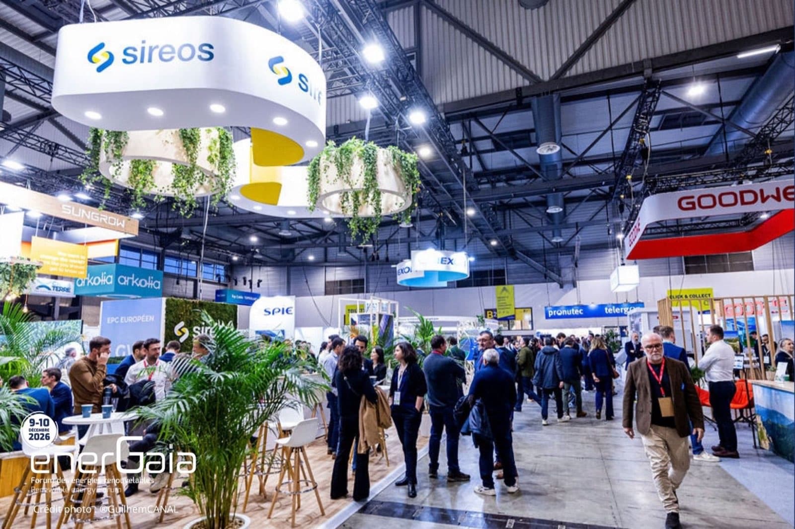 Allée centrale du Forum EnerGaïa, avec des stands végétalisés